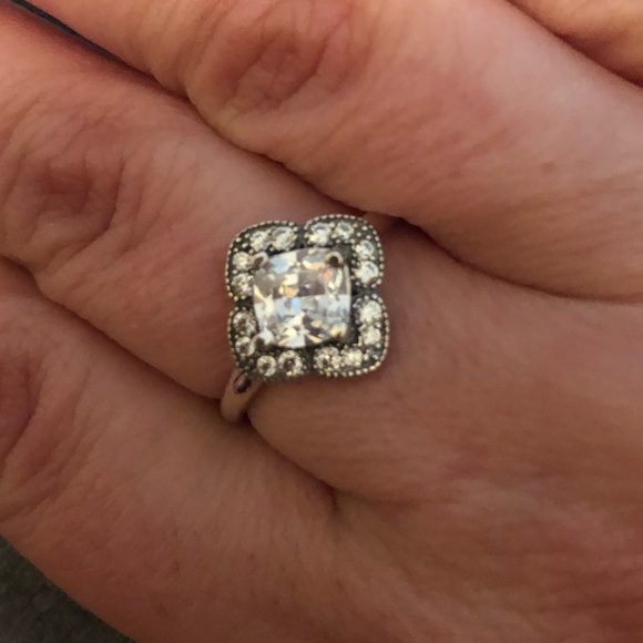 Jewelry - White sapphire ring